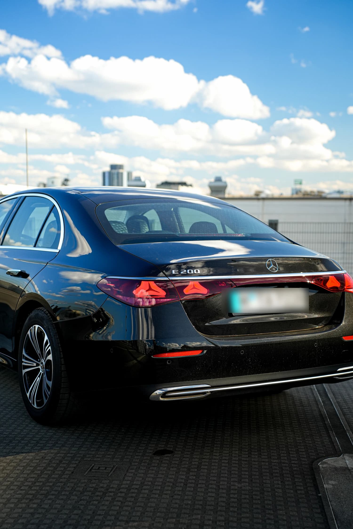 Mercedes-Benz E-Class, side profile