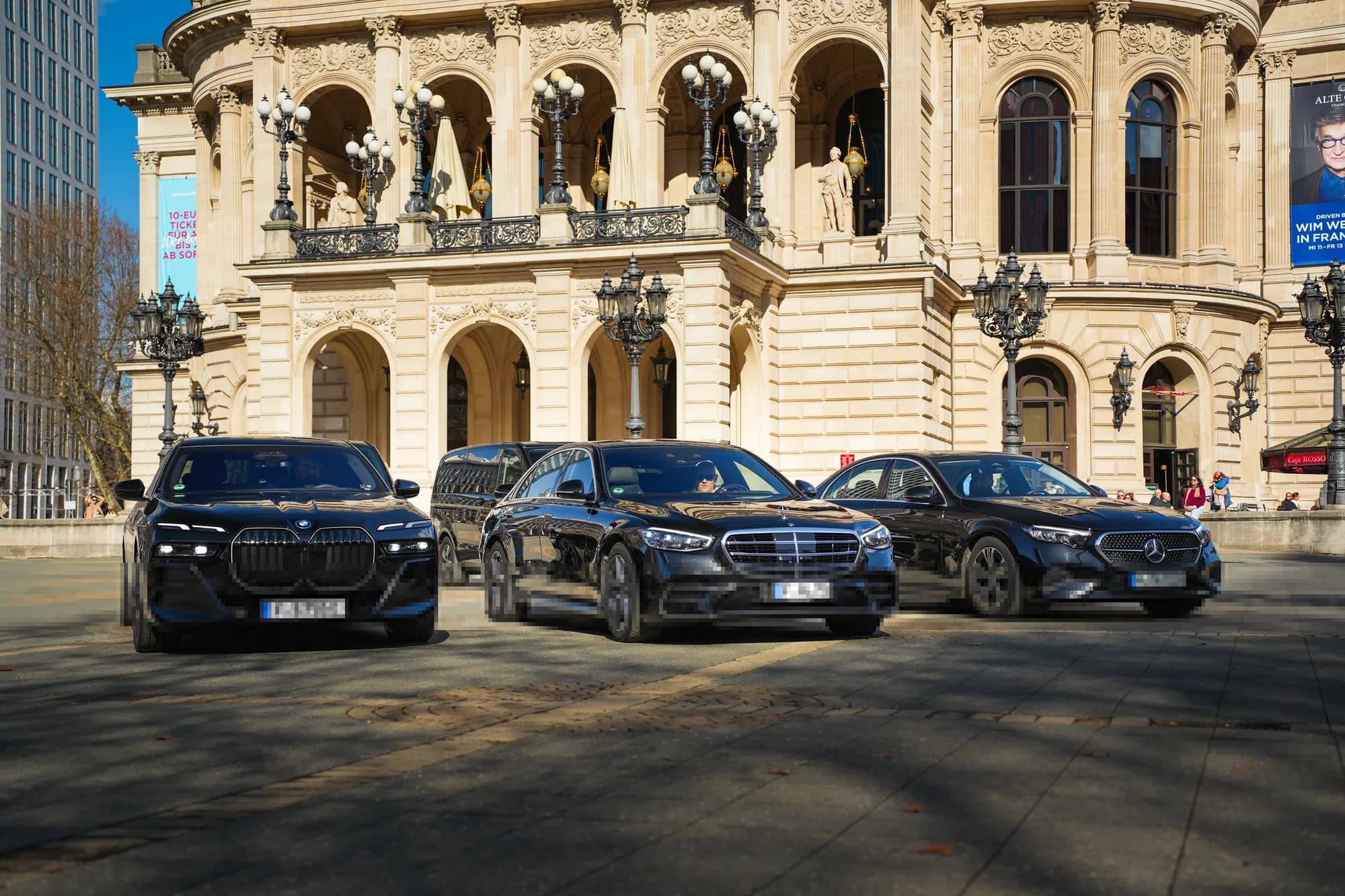Prime Ride Luxusfahrzeuge vor der Alten Oper Frankfurt in der Abenddämmerung