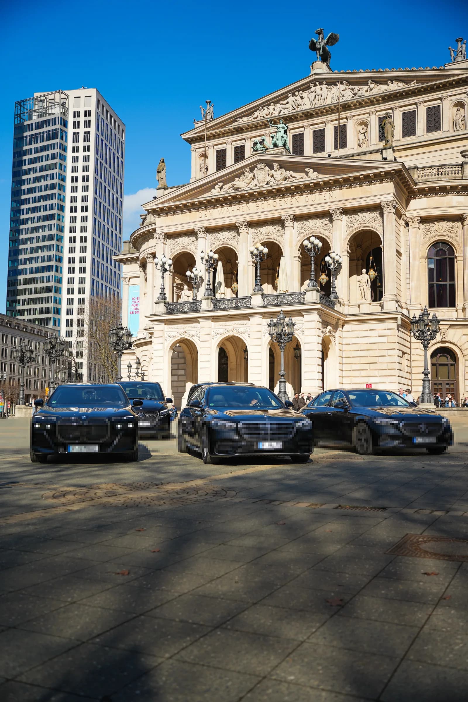 Prime Ride Business-Fahrzeuge unter der beleuchteten Fassade der Alten Oper