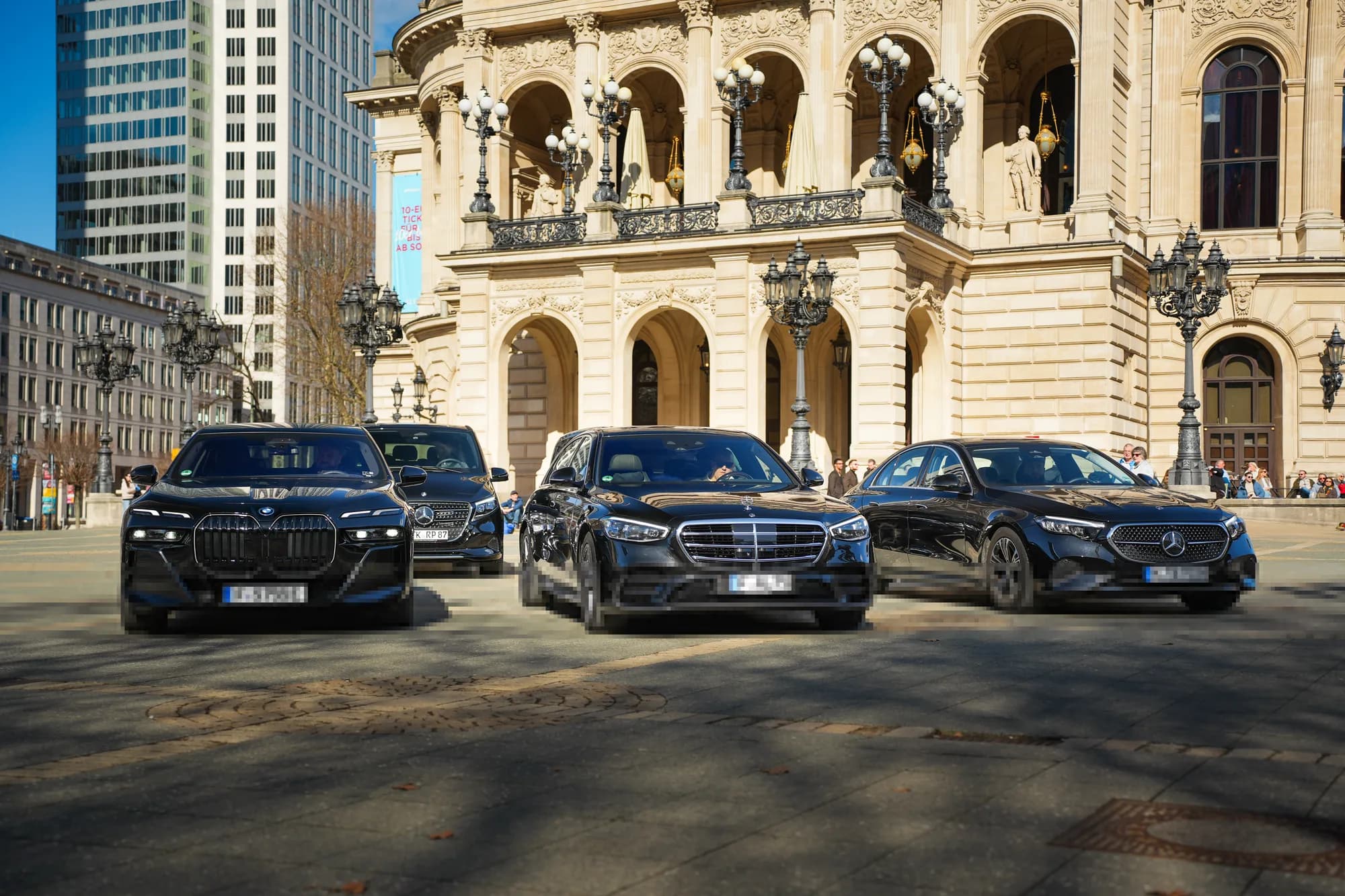 Weite Ansicht der Prime Ride Flotte vor der Alten Oper Frankfurt