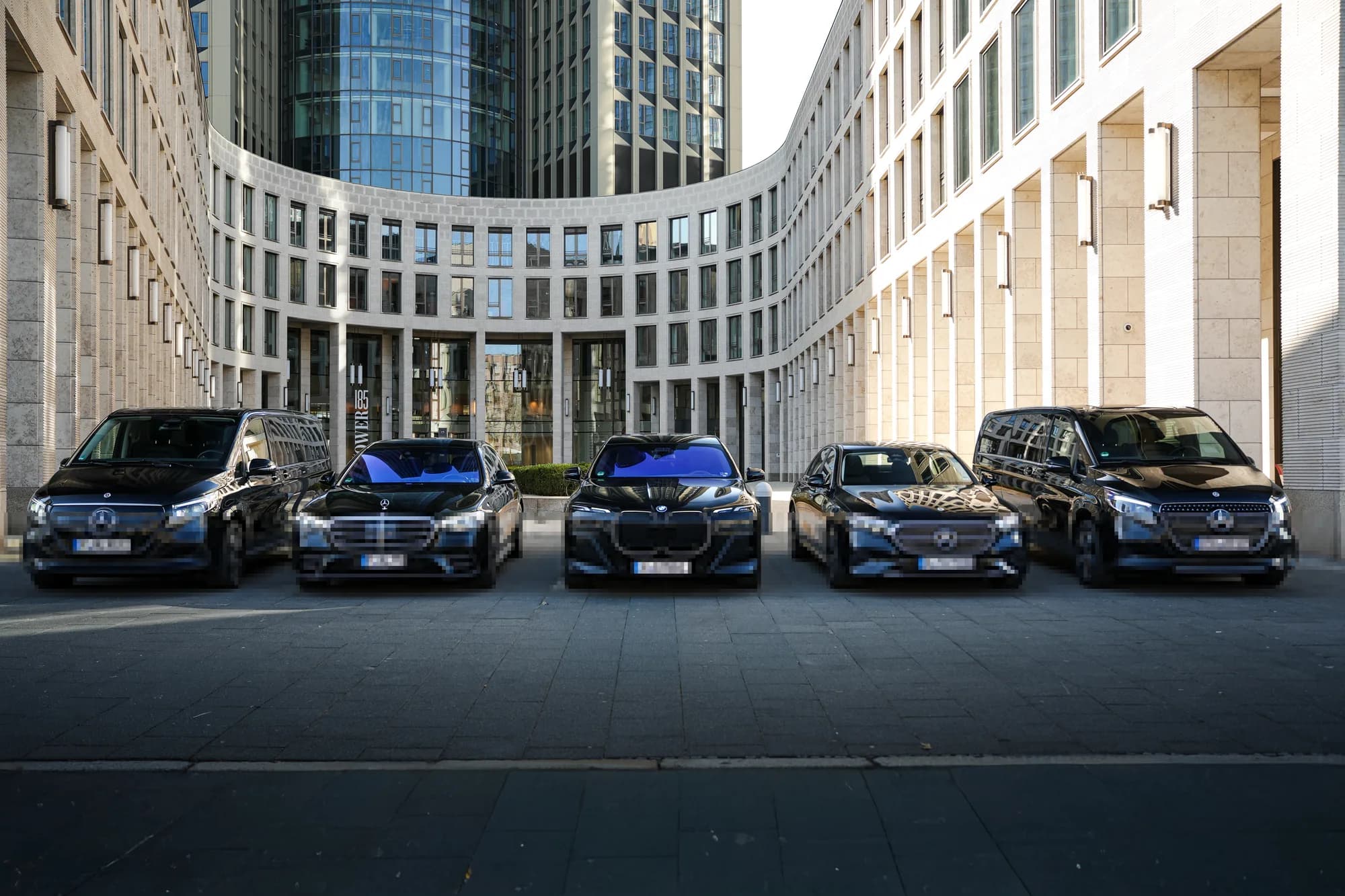 Prime Ride Flotte schwarzer Business-Fahrzeuge vor dem Tower 185 in Frankfurt
