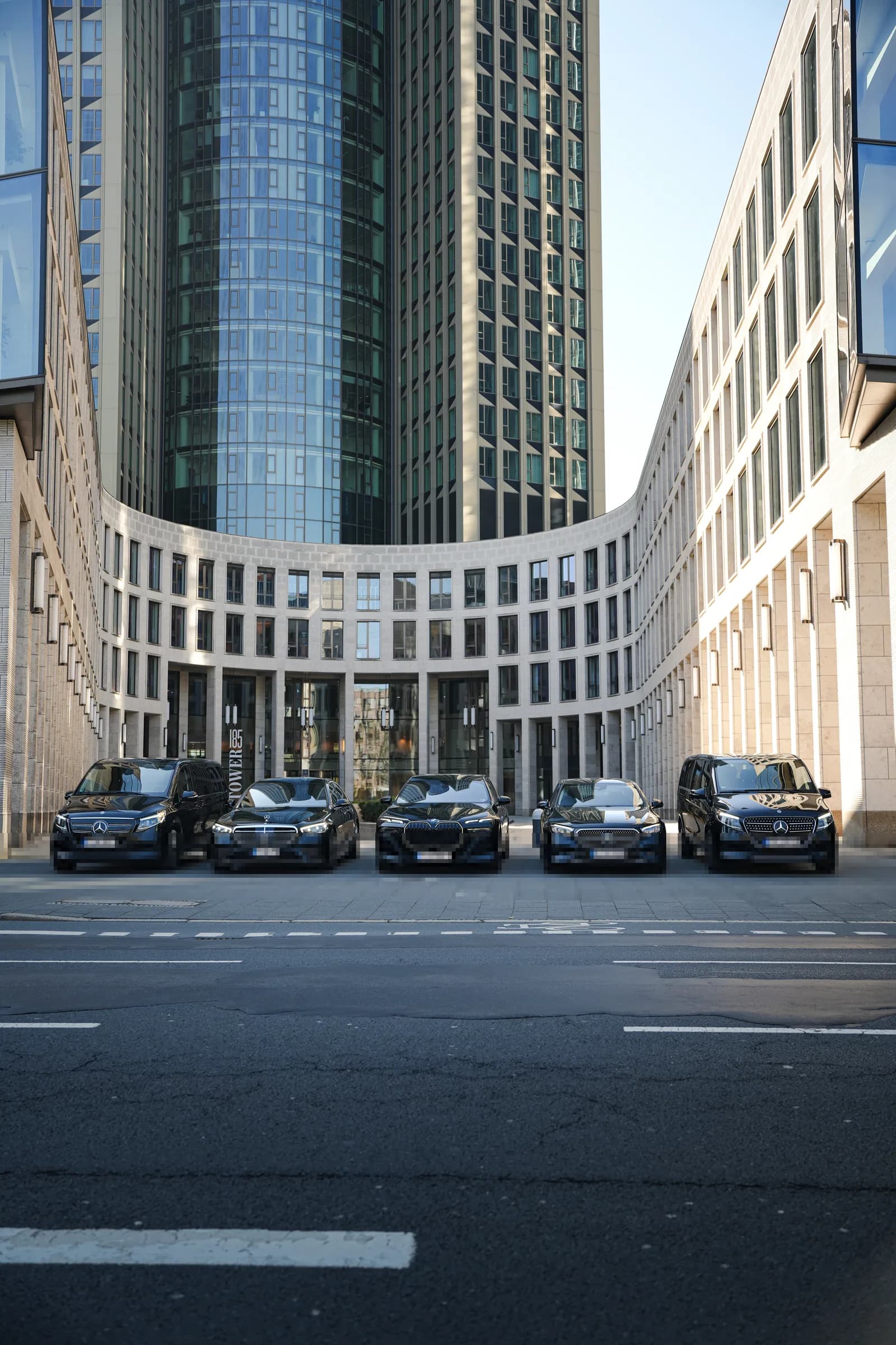 Fahrzeuge der Prime Ride Flotte im Winkel vor dem Tower 185 aufgestellt